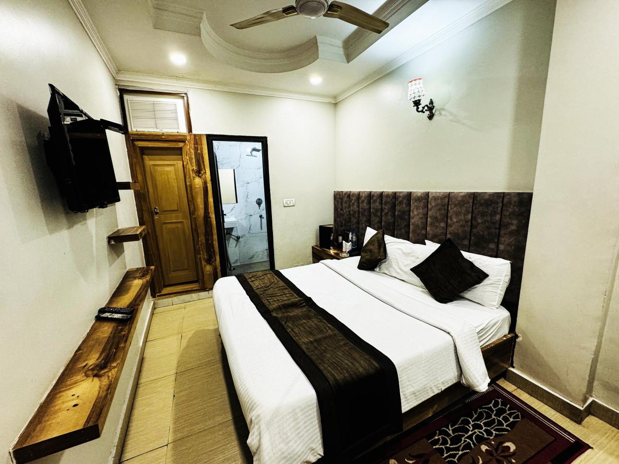 Hotel Nityaa Suites New Delhi Ngoại thất bức ảnh