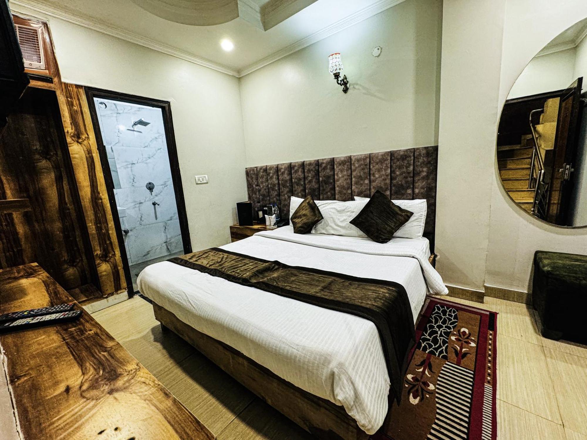 Hotel Nityaa Suites New Delhi Ngoại thất bức ảnh